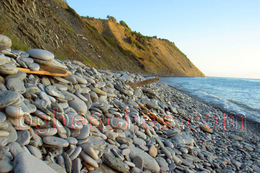 По гръцките плажове има само такива камъни. Ние обаче във България се наслаждаваме на фин като пудра-захар пясък.