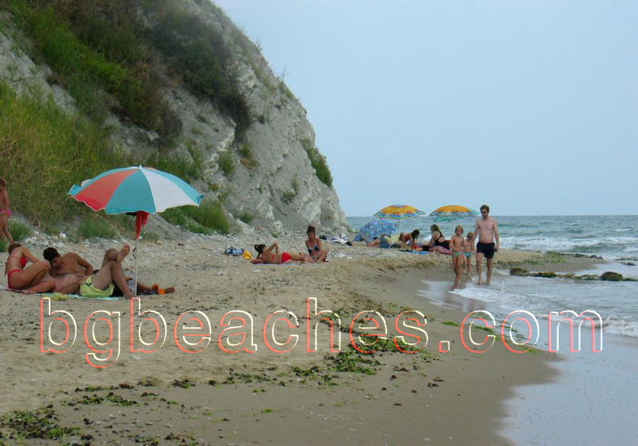 Това е серевния край на плажа на Бяла. След него следват още няколко по-малки плажчета и идва божественото Карадере.